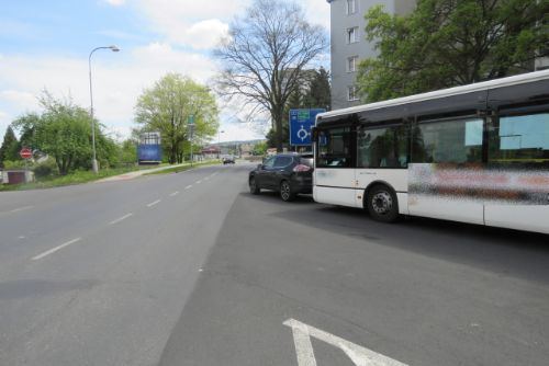 Obrázek - Sokolov: Střet autobusu a osobního vozidla