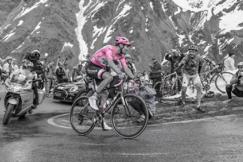 Obrázek - V 16. etapě se jelo dvakrát na Passo delo Stelvio. Pozdější vítěz celého Gira Tom Dumoulin nahání těsně pod vrcholem své soupeře