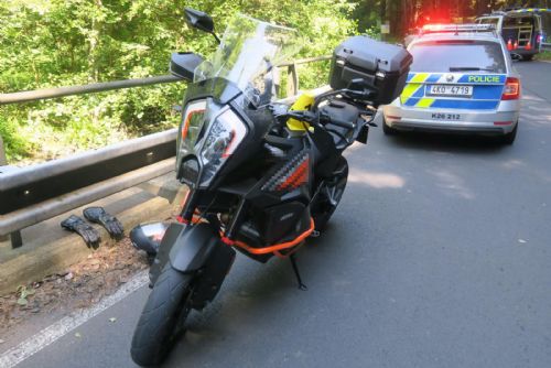 Foto: Karlovarsko: O víkendu bourali i motorkáři, jeden utrpěl vážná zranění