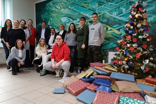 Foto: Popáté místo Ježíška nadělovali vánoční dárky pro SOKOLÍK zaměstnanci chemičky