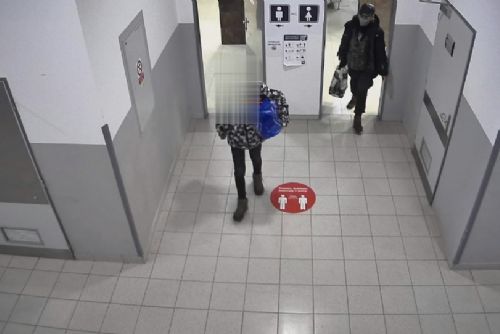 Foto: Cheb: Šmíroval na dámských toaletách. Policisté hledají svědky