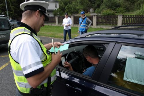Obrázek - Karlovarský kraj: Řidiči při policejní akci - Řídím, piju nealko pivo, obstáli