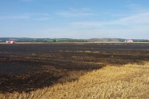 Obrázek - Protivec, Milhostov: Požár polí - zničený kombajn za čtyři miliony a popálený zemědělec