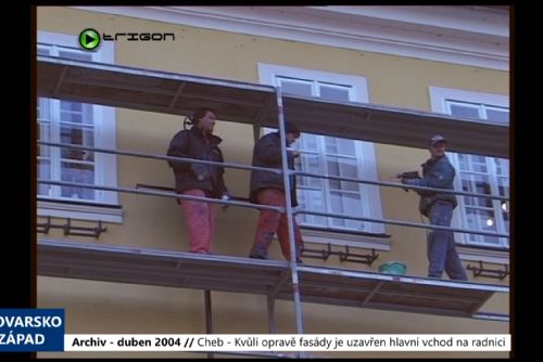 obrázek: 2004 – Cheb: Kvůli opravě fasády je uzavřen hlavní vchod na radnici (TV Západ)