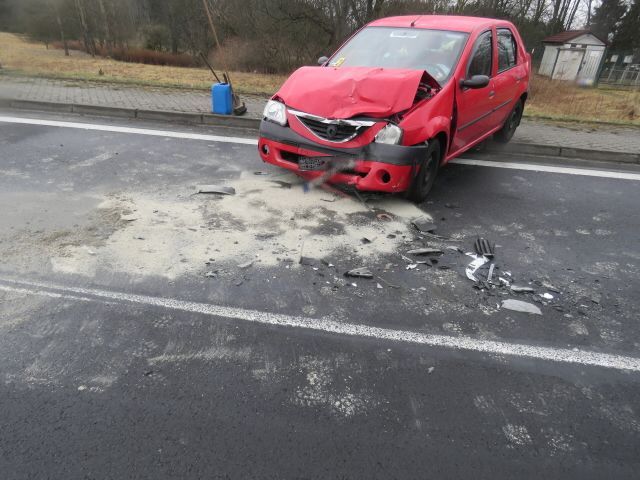 obrázek: Aš: Čelní střet Renaultu a Dacie způsobila řidička vjetím do protisměru