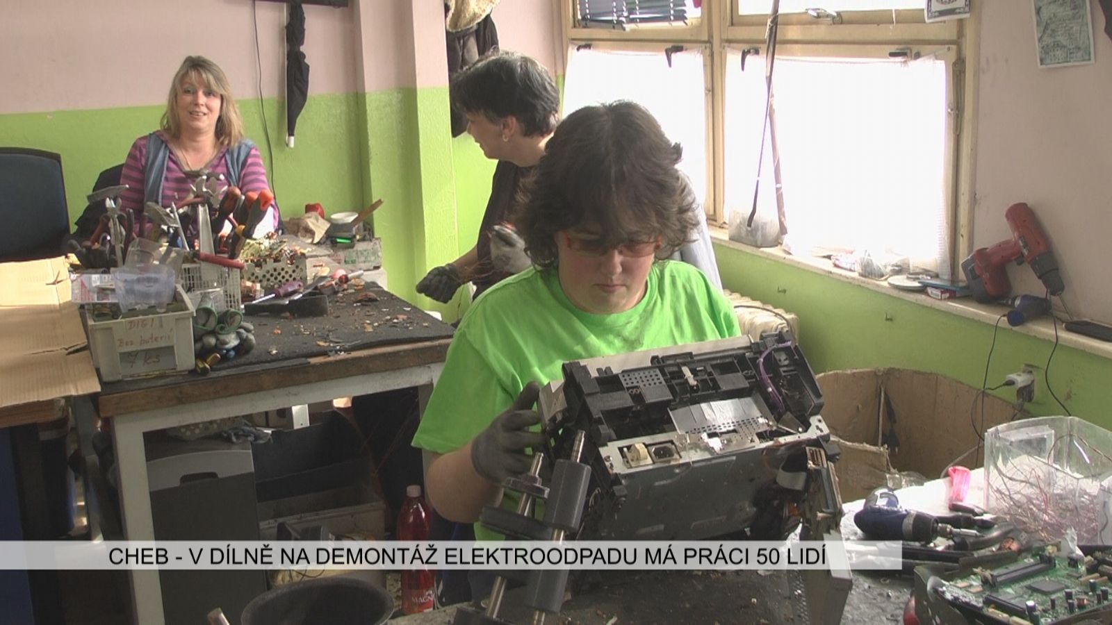 Cheb: V dílně na demontáž elektroodpadu má práci 50 lidí (TV Západ)