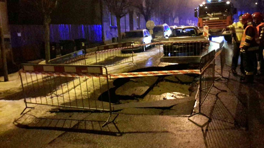 obrázek: Cheb: V Lidické ulici se propadla vozovka. Do ní zajel taxík