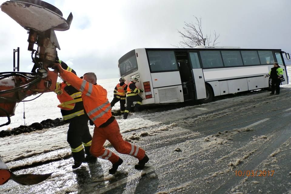 obrázek: Chomutov: Hasiči pomáhali při vyprošťování autobusu