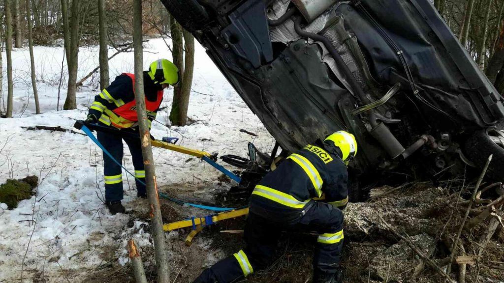 obrázek: Dolní Nivy: Auto vylétlo ze silnice a přerazilo strom. Zaklíněný řidič nehodu nepřežil