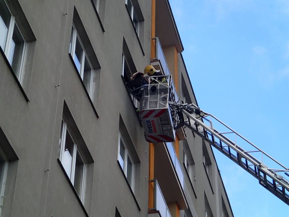 obrázek: Karlovy Vary: Hasiči asistovali při snesení zraněné pacientky