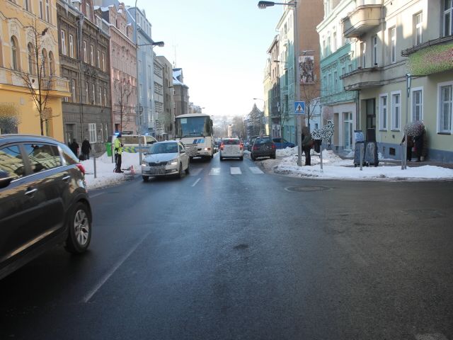 obrázek: Karlovy Vary: Na přechodu srazilo auto chodkyni. Policie hledá svědky