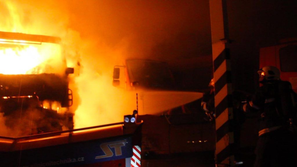 obrázek: Karlovy Vary: Požár u silničářů ničil auta. Škody jdou do milionů