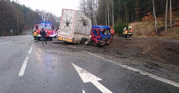 obrázek: Karlovy Vary: Při nehodě kamionu došlo k úniku provozních kapalin