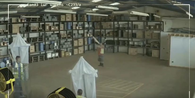 obrázek: Když se skladníci nudí. Aneb jak si vydělat