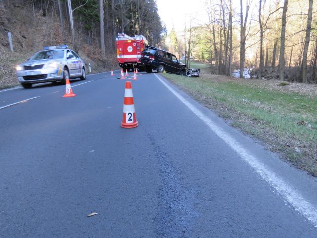 Merklín: Řidičku museli vyprostit hasiči. Do nemocnice byla transportována letecky