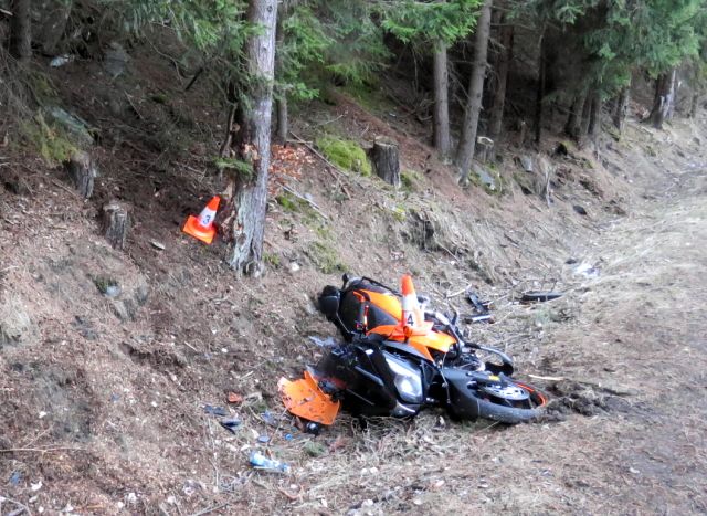 obrázek: Nová Ves: Motocyklista dostal smyk a narazil do stromu