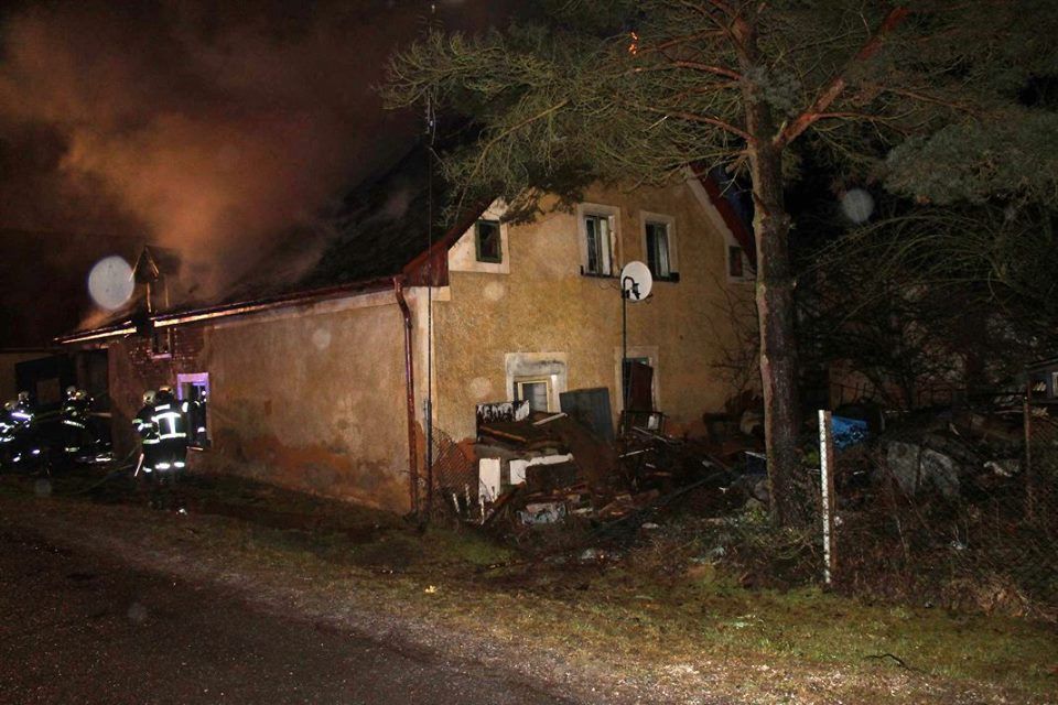 obrázek: Planá: Několik desítek hasičů likvidovalo požár rodinného domu