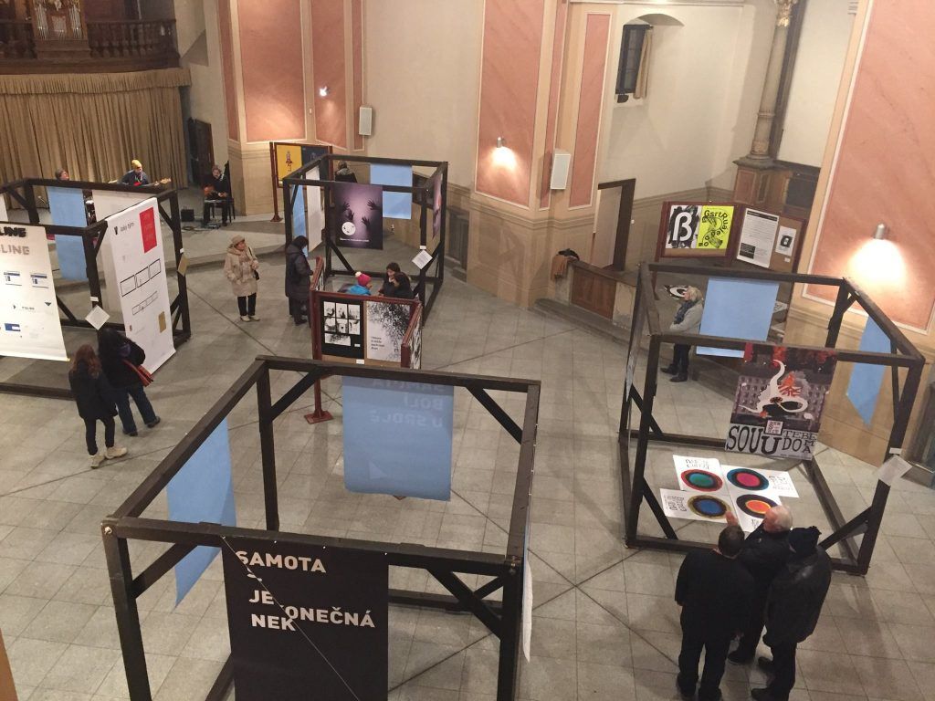 obrázek: Sokolov: Studenti grafiky vystavují plakáty v kostele