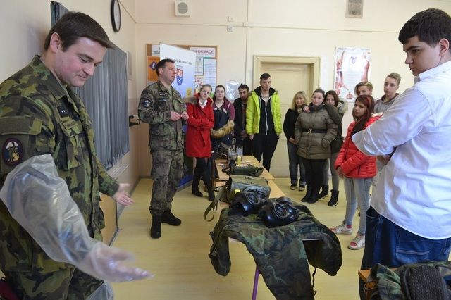 obrázek: Sokolov: Vojáci 4. brigády rychlého nasazení se předvedli studentům