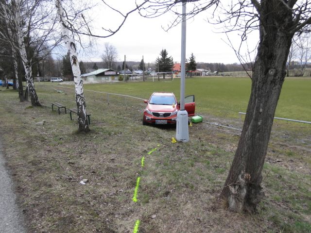 obrázek: Sokolovsko: Řidičky špatně zaparkované auto vjelo na fotbalové hřiště