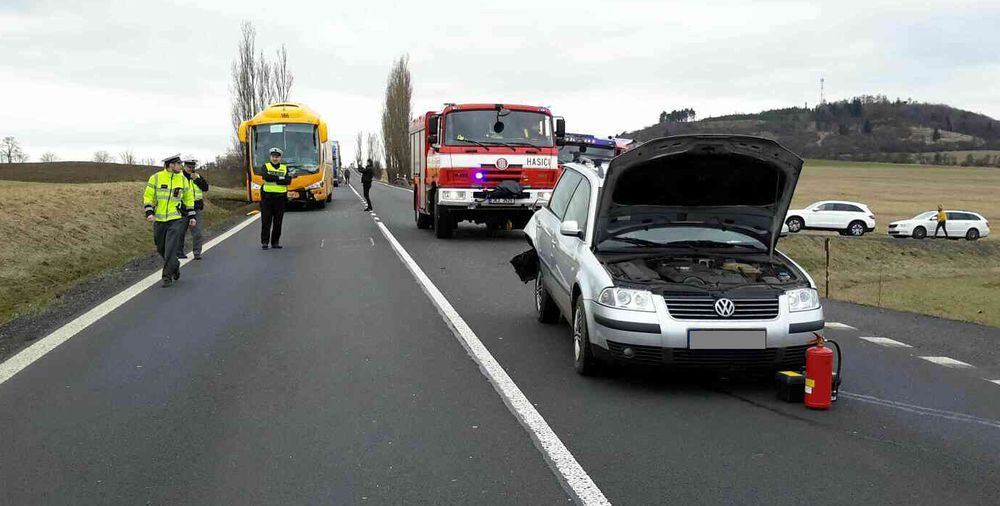 obrázek: Verušičky: Nehoda autobusu s osobním autem dnes uzavřela šestku