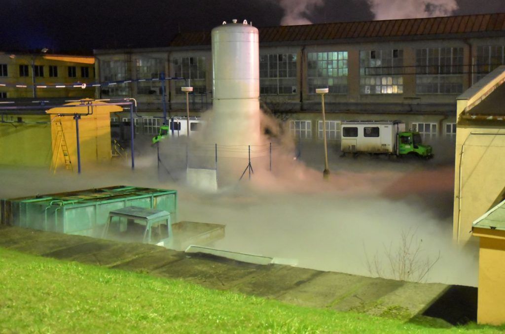 obrázek: Vintířov: Hrozící explozi tisíců litrů kyslíku zabránili hasiči vodní stěnou