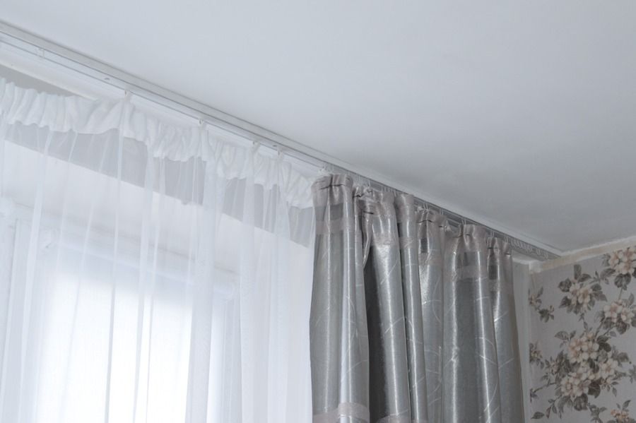 Kolejnice, nebo tyče na záclony? Co bude lépe fungovat u vás