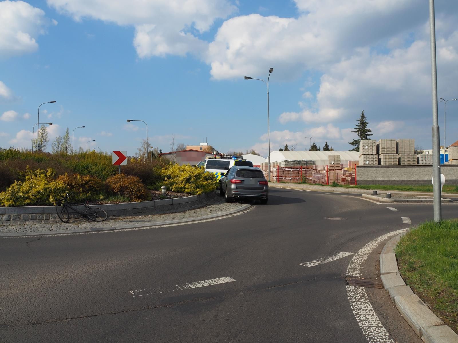 Karlovy Vary: Na kruhovém objezdu nedal přednost cyklistovi