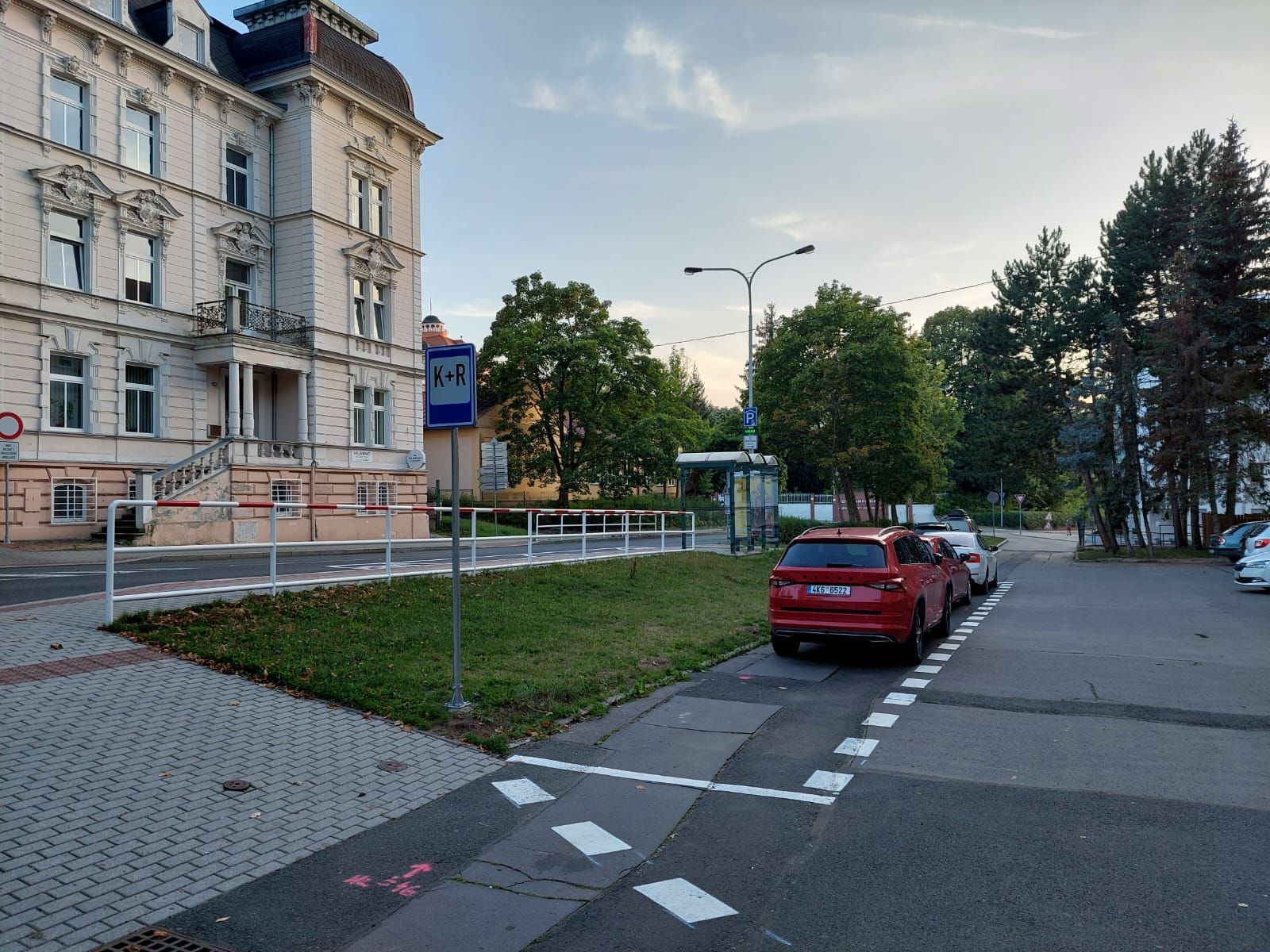 obrázek: Karlovy Vary: U dvou základních škol byla vytvořena nová parkoviště K+R