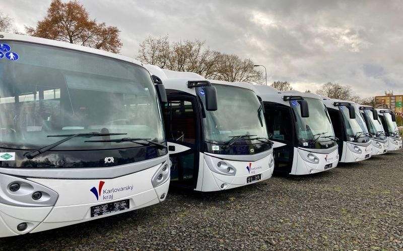 Region: Nízkoemisní autobusy, nový jízdní řád i způsob odbavení. Připravte se na novou podobu meziměstských linek v kraji