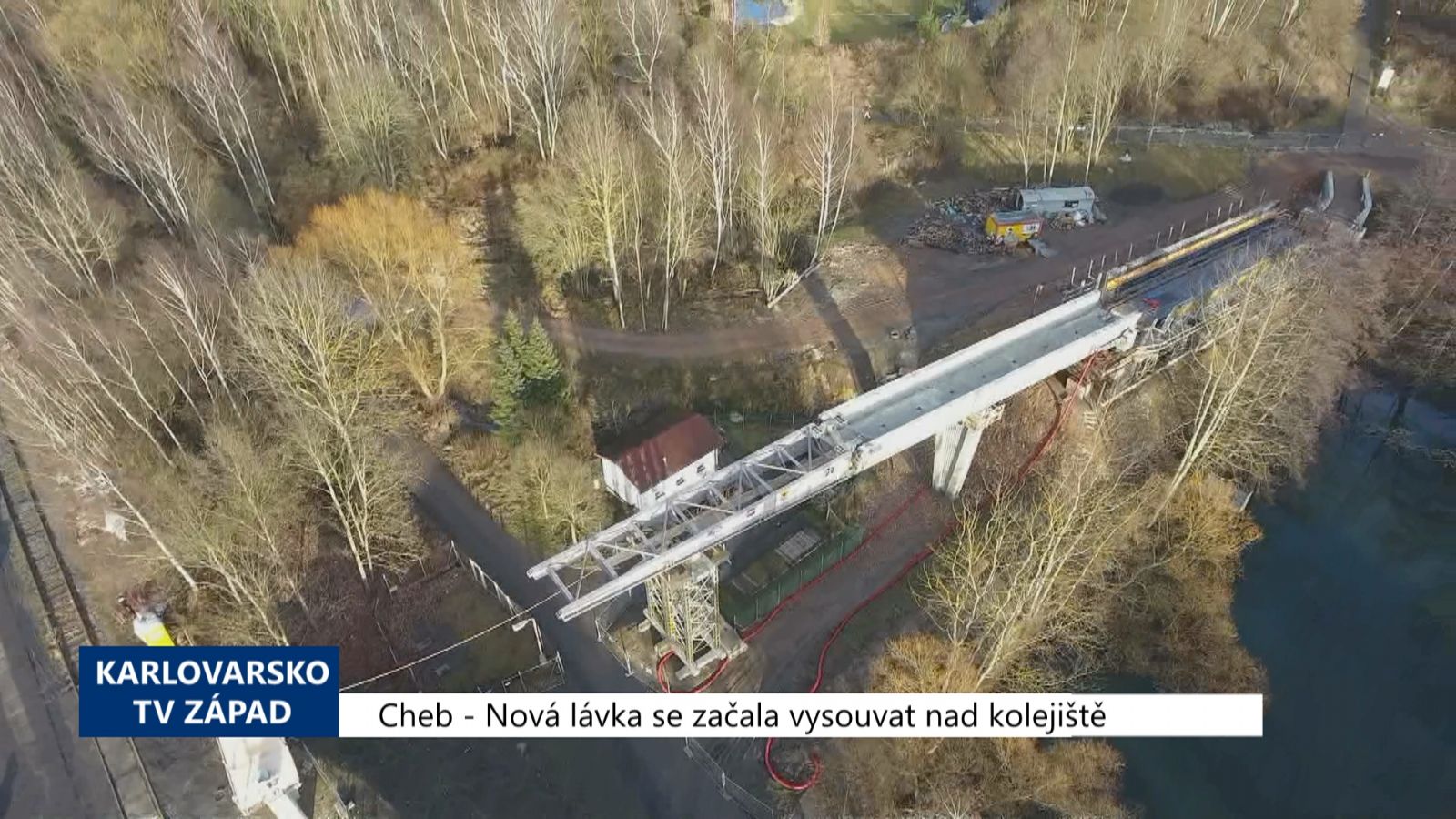 Cheb: Nová lávka se začala vysouvat nad kolejiště (TV Západ)