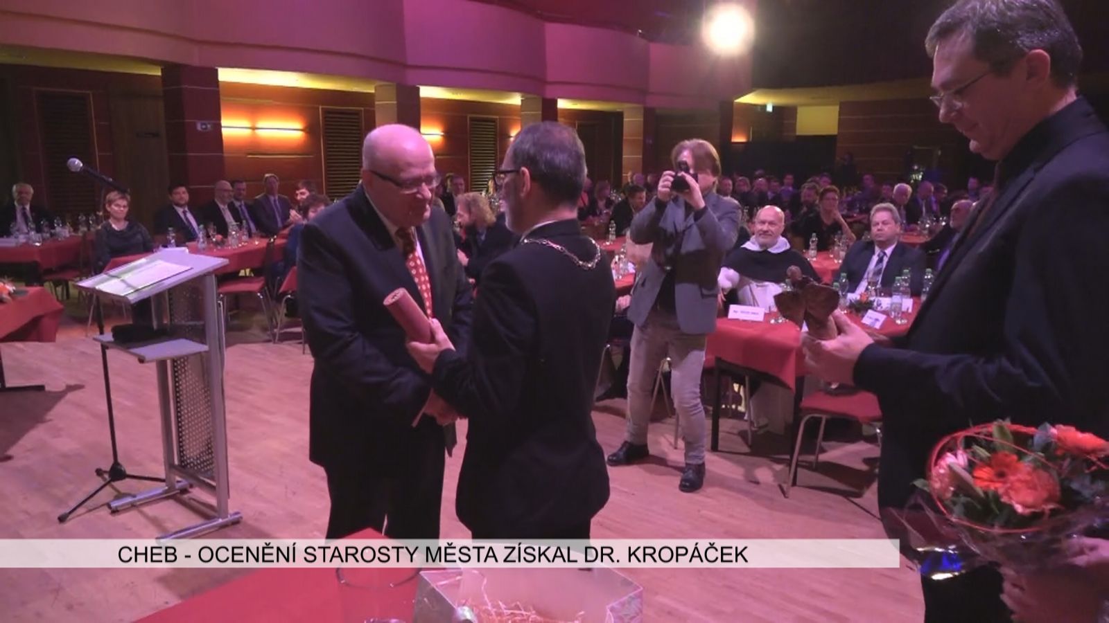 Cheb: Ocenění starosty města získal dr. Kropáček (TV Západ)