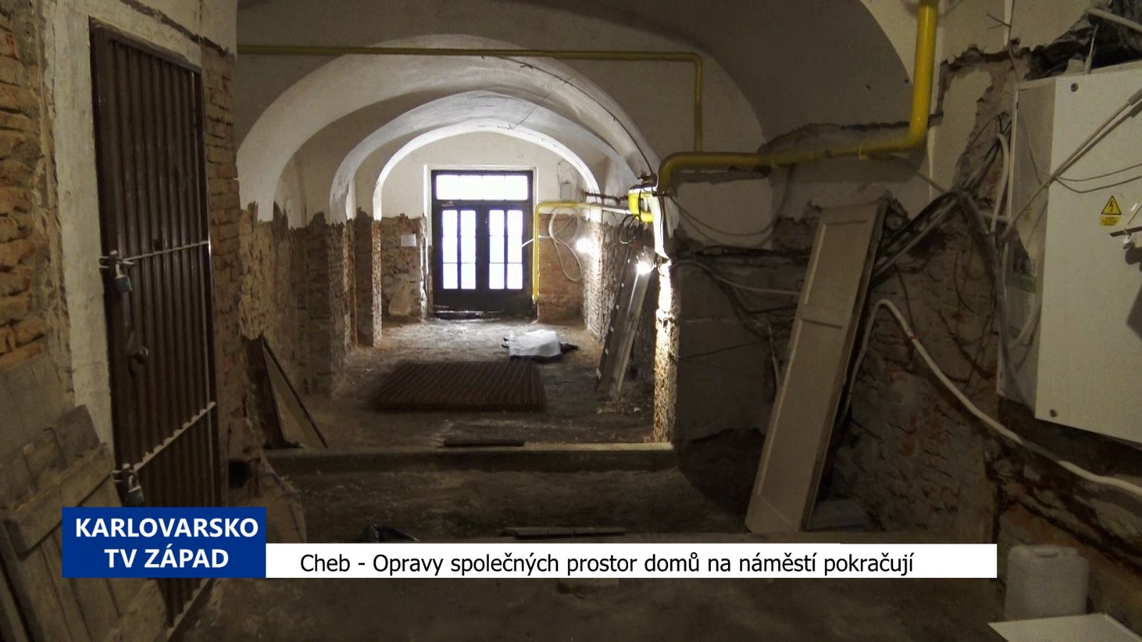 Cheb: Opravy společných prostor domů na náměstí pokračují (TV Západ)