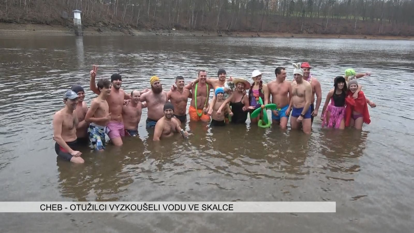 Cheb: Otužilci vyzkoušeli vodu ve Skalce (TV Západ)