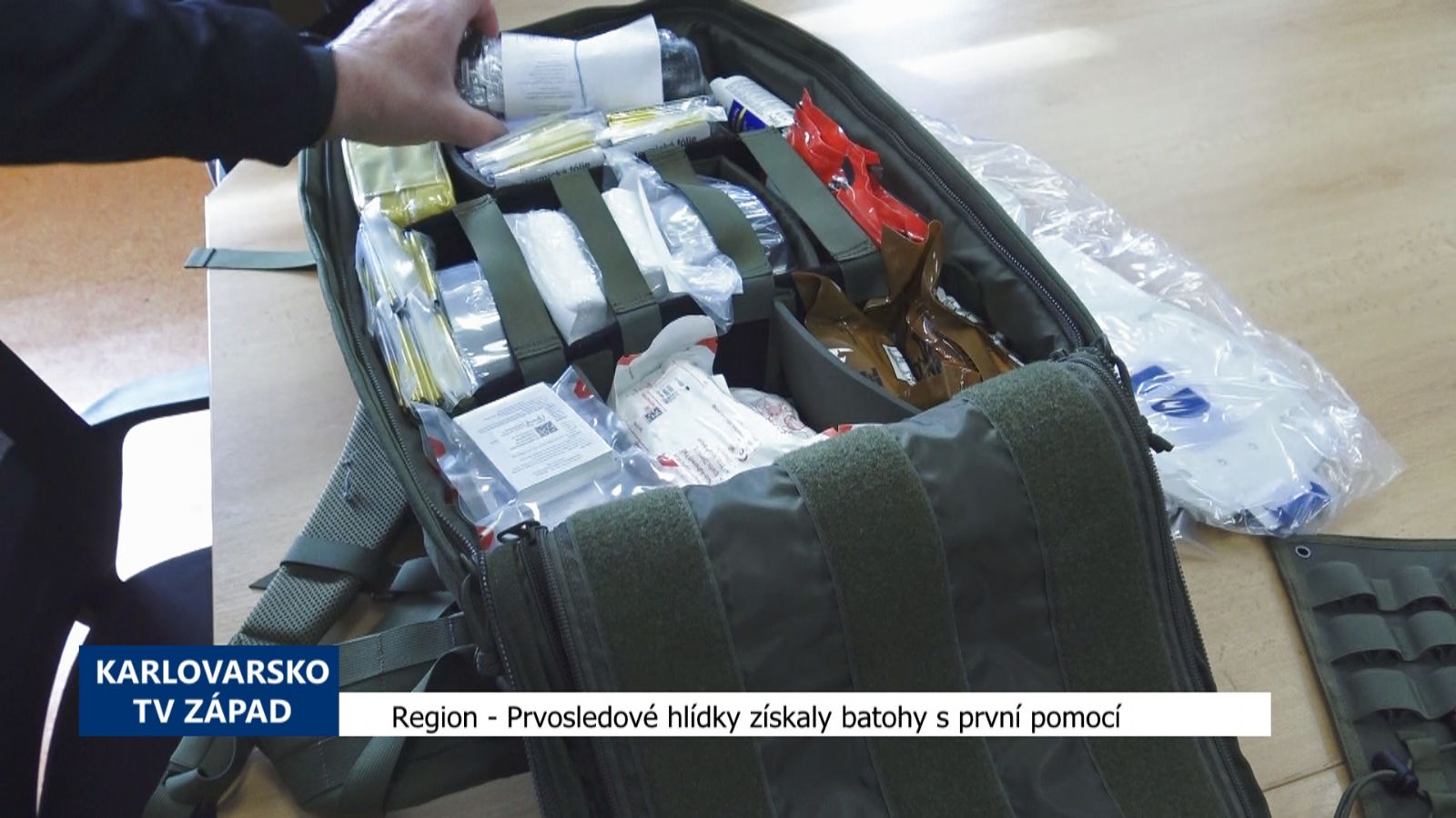 Prvosledové hlídky Policie získaly batohy s první pomocí (TV Západ)