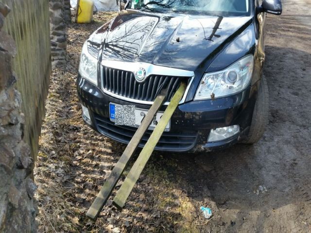 Abertamy: V podnapilém stavu poškodil dvě vozidla