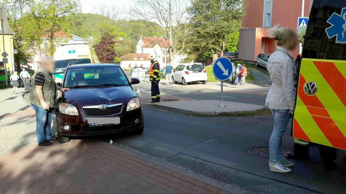obrázek: Aš: Auto srazilo dvě děti a dva dospělé. Na místě zasahoval i vrtulník