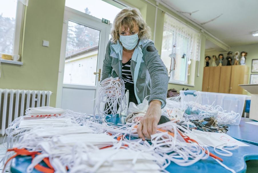 obrázek: Aš: Dobrovolníci ušili více než šest tisíc roušek za osm dní