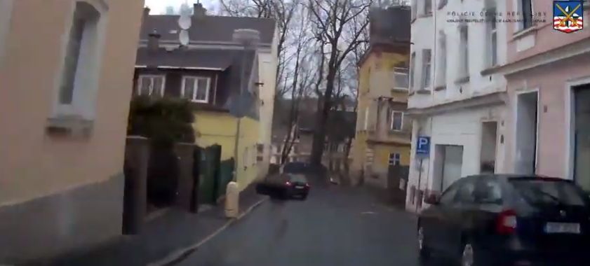 Aš: Snažil se ujet policejní hlídce. Mezi rodinnými domy jel i přes 100 km/h