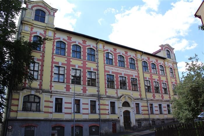 Aš: Stavba bytů v bývalé škole pokračuje