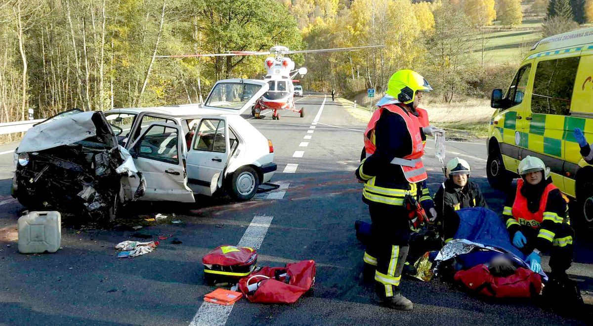obrázek: Bečov: U města se srazila dvě auta. Na místo letěl vrtulník