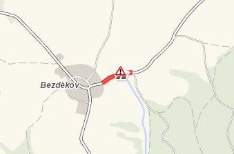 Bezděkov: Pozor! U obce je nakloněný strom nad vozovkou