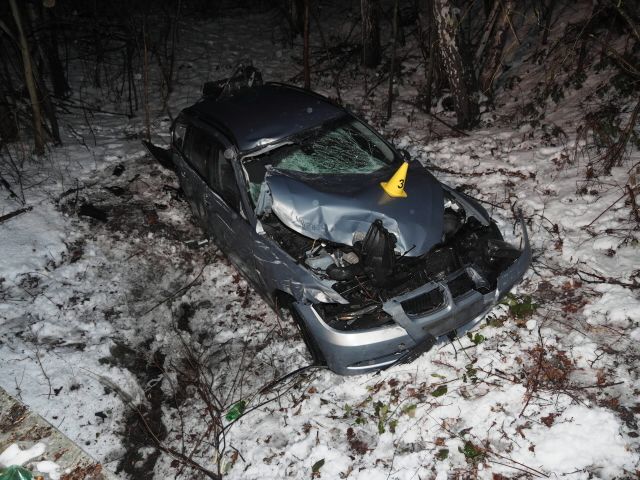 Boč: Dvě vozidla narazila do svodidel. Jedno skončilo ve srázu