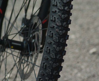 Boučí, Oloví: Cyklista pod vlivem alkoholu naboural do vozidla 