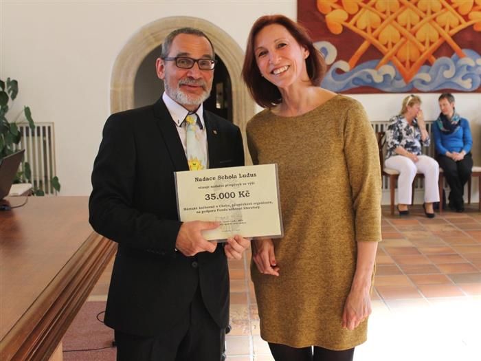 Cheb: Díky Nadaci Schola Ludus rozšířila knihovna odbornou literaturu o 118 knih