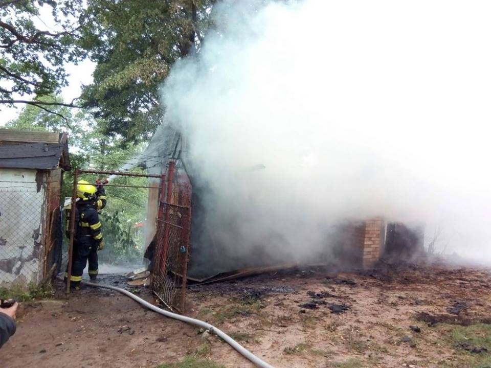 Cheb: Hasiči likvidovali požár chatky