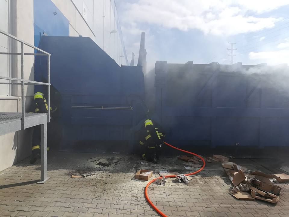 Cheb: Hasiči likvidovali požár kontejneru na papír