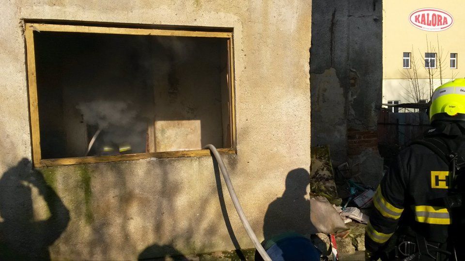 obrázek: Cheb: Hasiči dnes likvidovali požár vybydleného domu