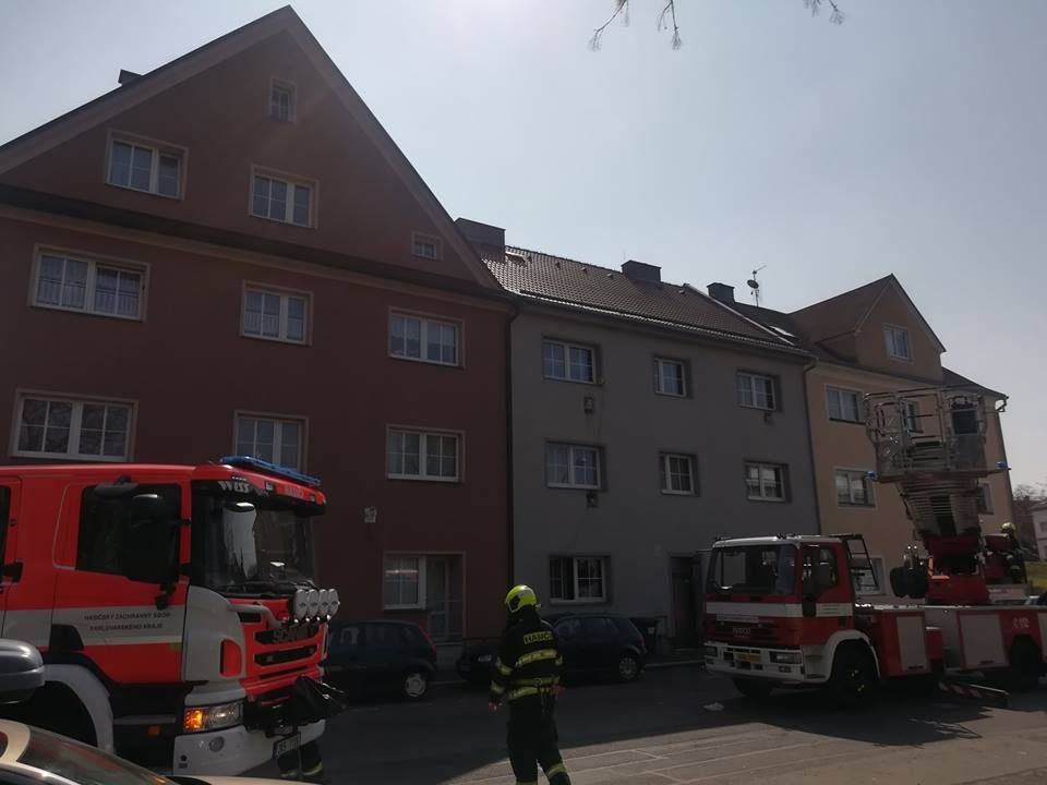 obrázek: Cheb: Hasiči zachraňovali jednu osobu ze střechy
