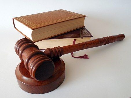obrázek: Cheb: Lhali u soudu